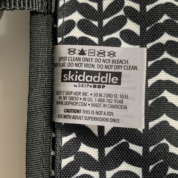 Skidaddle by Skip Hop black white diaper bag - Picture 8 of 9